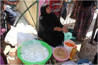 Vente ambulante de produits laitiers de chamelle au Caire (Egypte). © Bernard Faye