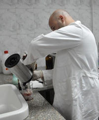 Dr Rubessa, showing the procedure for washing the ovaries. © D. Monaco